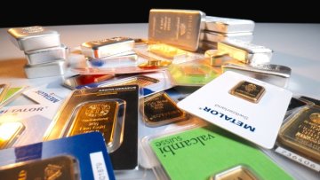 How is the price of gold determined?